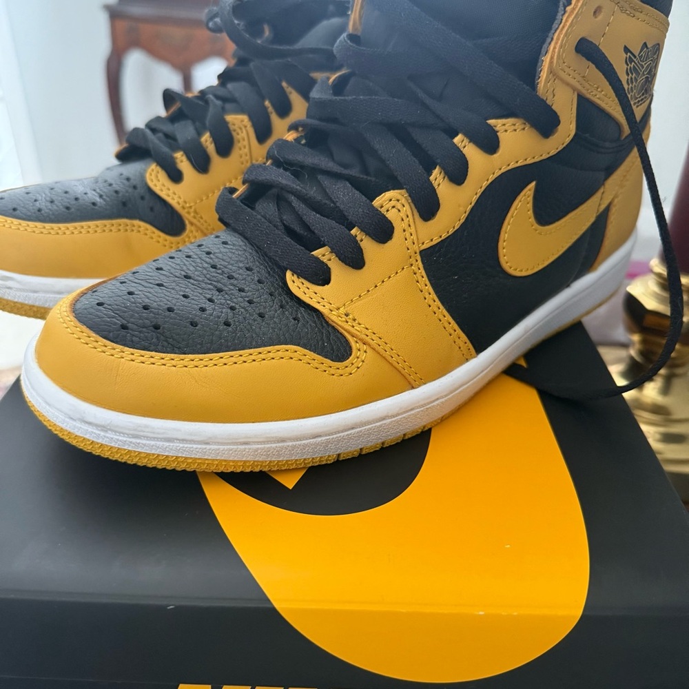 Nike Men's Black and Yellow Sneakers